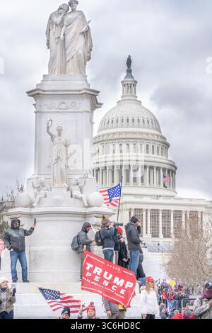 6. Januar 2021, Washington, District of Columbia, USA: Das Peace Monument befindet sich in der Mitte des Kreises, wo die Pennsylvania Avenue am Capitol endet. Bei jeder Amtseinführung reist der Präsident von der Vereidigung im Capitol bis zur Pennsylvania Avenue zum Weißen Haus, das an der Pennsylvania Avenue 1600 liegt. Hier stehen die beiden klassisch gekleideten Figuren für Geschichte und Trauer, und sie stehen auf dem Monument in Richtung Westen, die Richtung des Weißen Hauses ist. Obwohl es beabsichtigt war, die Toten im Bürgerkrieg zu ehren, die zeitlose Natur von „Geschichte“ und „Trauer“ angesichts des Vorfalls Stockfoto