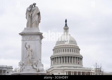 6. Januar 2021, Washington, District of Columbia, USA: Das Peace Monument befindet sich in der Mitte des Kreises, wo die Pennsylvania Avenue am Capitol endet. Bei jeder Amtseinführung reist der Präsident von der Vereidigung im Capitol bis zur Pennsylvania Avenue zum Weißen Haus, das an der Pennsylvania Avenue 1600 liegt. Hier stehen die beiden klassisch gekleideten Figuren für Geschichte und Trauer, und sie stehen auf dem Monument in Richtung Westen, die Richtung des Weißen Hauses ist. Obwohl es beabsichtigt war, die Toten im Bürgerkrieg zu ehren, die zeitlose Natur von „Geschichte“ und „Trauer“ angesichts des Vorfalls Stockfoto