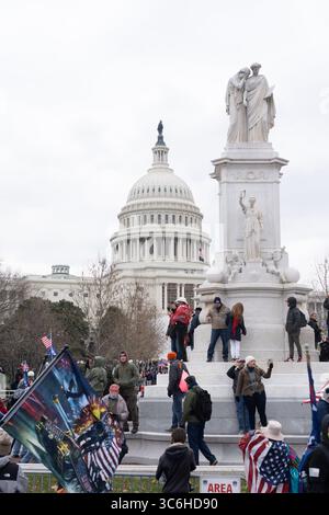 6. Januar 2021, Washington, District of Columbia, USA: Das Peace Monument befindet sich in der Mitte des Kreises, wo die Pennsylvania Avenue am Capitol endet. Bei jeder Amtseinführung reist der Präsident von der Vereidigung im Capitol bis zur Pennsylvania Avenue zum Weißen Haus, das an der Pennsylvania Avenue 1600 liegt. Hier stehen die beiden klassisch gekleideten Figuren für Geschichte und Trauer, und sie stehen auf dem Monument in Richtung Westen, die Richtung des Weißen Hauses ist. Obwohl es beabsichtigt war, die Toten im Bürgerkrieg zu ehren, die zeitlose Natur von „Geschichte“ und „Trauer“ angesichts des Vorfalls Stockfoto