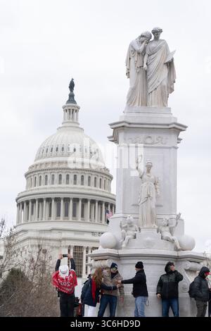6. Januar 2021, Washington, District of Columbia, USA: Das Peace Monument befindet sich in der Mitte des Kreises, wo die Pennsylvania Avenue am Capitol endet. Bei jeder Amtseinführung reist der Präsident von der Vereidigung im Capitol bis zur Pennsylvania Avenue zum Weißen Haus, das an der Pennsylvania Avenue 1600 liegt. Hier stehen die beiden klassisch gekleideten Figuren für Geschichte und Trauer, und sie stehen auf dem Monument in Richtung Westen, die Richtung des Weißen Hauses ist. Obwohl es beabsichtigt war, die Toten im Bürgerkrieg zu ehren, die zeitlose Natur von „Geschichte“ und „Trauer“ angesichts des Vorfalls Stockfoto