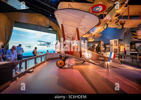 Sopwith F.1 Camel Fighter Aircraft im Smithsonian National Air and Space Museum in Washington DC | WASHINGTON D.C., Vereinigte Staaten — Ein Sopwith F.1 Kamel Fighter, Serie B6291, wird im Smithsonian National Air and Space Museum ausgestellt, als einziges erhaltenes Beispiel des Flugzeugtyps, das von Sopwith gebaut wurde. 1917 wurde die Camel zum erfolgreichsten alliierten Kampfflugzeug des Ersten Weltkrieges, trotz ihres berüchtigten instabilen Handlings, und diese spezielle Flugzeugzelle flog mit der No. 10 Squadron des Royal Naval Air Service. Stockfoto