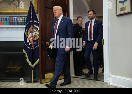 Washington, Usa. 31. Juli 2025. US-Präsident Donald Trump und Vizepräsident JD Vance treffen am Donnerstag, den 31. Juli 2025, im Roosevelt Room des Weißen Hauses in Washington ein. Der Beschluss wird offiziell den Presidential Fitness Test wiederherstellen und schulische Programme schaffen, die Exzellenz im Sportunterricht belohnen. Foto von Eric Lee/UPI Credit: UPI/Alamy Live News Stockfoto