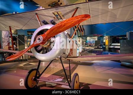 Sopwith F.1 Camel Fighter Aircraft im Smithsonian National Air and Space Museum in Washington DC | WASHINGTON D.C., Vereinigte Staaten – der Holzpropeller und der Clerget-Drehmotor eines Sopwith Camels füllen den Rahmen des Smithsonian National Air and Space Museum, wo das Kampfflugzeug des Ersten Weltkriegs neben den Roundels des Royal Flying Corps hängt. Zwei Vickers-Maschinengewehre, die vor dem Cockpit montiert waren, machten die Camel Britain zum besten Luftsieg-Torschütze des Krieges. Stockfoto