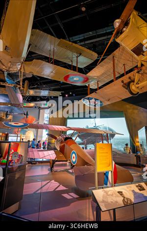 WASHINGTON DC – die neu eröffnete Luftfahrtausstellung des Ersten Weltkriegs im Smithsonian National Air and Space Museum zeigt Artefakte und Flugzeuge aus dem Konflikt von 1914-1918. Der erste Weltkrieg markierte die erste große militärische Nutzung von Flugzeugen und verwandelte die Luftfahrt innerhalb von vier Jahren nach dem Kampf von der experimentellen Technologie in eine wichtige militärische Ausrüstung. Das National Air and Space Museum wurde 1946 gegründet und 1976 für die Öffentlichkeit eröffnet und beherbergt die weltweit größte Sammlung historischer Flugzeuge und Raumfahrzeuge. Das Museum ist Teil der Smithsonian Institution und zieht Millionen von Besuchern an ann Stockfoto