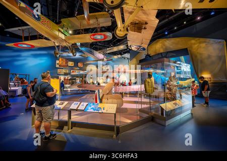 WASHINGTON DC – die neu eröffnete Luftfahrtausstellung des Ersten Weltkriegs im Smithsonian National Air and Space Museum zeigt Artefakte und Flugzeuge aus dem Konflikt von 1914-1918. Der erste Weltkrieg markierte die erste große militärische Nutzung von Flugzeugen und verwandelte die Luftfahrt innerhalb von vier Jahren nach dem Kampf von der experimentellen Technologie in eine wichtige militärische Ausrüstung. Das National Air and Space Museum wurde 1946 gegründet und 1976 für die Öffentlichkeit eröffnet und beherbergt die weltweit größte Sammlung historischer Flugzeuge und Raumfahrzeuge. Das Museum ist Teil der Smithsonian Institution und zieht Millionen von Besuchern an ann Stockfoto
