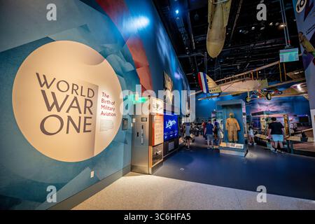 WASHINGTON DC – die neu eröffnete Luftfahrtausstellung des Ersten Weltkriegs im Smithsonian National Air and Space Museum zeigt Artefakte und Flugzeuge aus dem Konflikt von 1914-1918. Der erste Weltkrieg markierte die erste große militärische Nutzung von Flugzeugen und verwandelte die Luftfahrt innerhalb von vier Jahren nach dem Kampf von der experimentellen Technologie in eine wichtige militärische Ausrüstung. Das National Air and Space Museum wurde 1946 gegründet und 1976 für die Öffentlichkeit eröffnet und beherbergt die weltweit größte Sammlung historischer Flugzeuge und Raumfahrzeuge. Das Museum ist Teil der Smithsonian Institution und zieht Millionen von Besuchern an ann Stockfoto