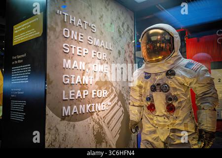 WASHINGTON DC – Neil Armstrongs Mondraumanzug ist in der Ausstellung Destination Moon im Smithsonian National Air and Space Museum ausgestellt. Der Anzug wurde von Armstrong während der Apollo 11 Mission im Juli 1969 getragen, als er der erste Mensch wurde, der auf dem Mond spazierte. Die Ausstellung Destination Moon beleuchtet die Geschichte und die Errungenschaften des Apollo Mondprogramms. Das National Air and Space Museum wurde 1976 gegründet und beherbergt die weltweit größte Sammlung historischer Flugzeuge und Raumfahrzeuge. Das Museum ist Teil der Smithsonian Institution und zieht jährlich Millionen von Besuchern an, um Ar zu besichtigen Stockfoto