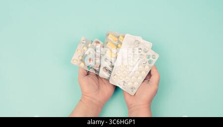 Medizin Pille, Sucht Zu Ergänzungen Und Überdosis, Medikamentenverordnung, Apotheke Tabletten, Gesundheit Und Behandlung, Vitamine Nehmen Stockfoto