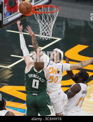 11. Januar 2021, Orlando, Florida, USA: Orlando Guard Cole Anthony (50) versucht Milwaukee Guard Donte Devincenzo (0) während des Spiels Milwaukee Bucks in Orlando Magic NBA am Montag, den 11. Januar 2021 im Amway Center zu stoppen. (Kreditbild: © TNS via ZUMA Wire) Stockfoto