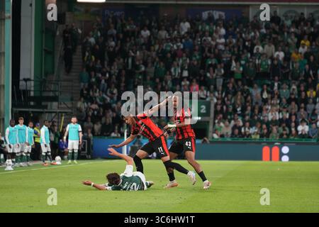 31. Juli 2025; Easter Road, Edinburgh, Schottland: UEFA Europa League, zweite Qualifikationsrunde, zweites Bein, Hibernian gegen Midtjylland; dar&#xed;o Osorio aus Midtjylland gegen Josh Campbell aus Hibernian Stockfoto