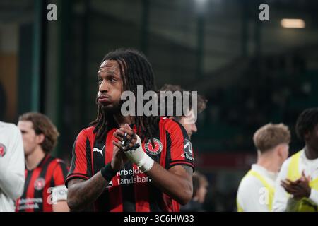 31. Juli 2025; Easter Road, Edinburgh, Schottland: UEFA Europa League, zweite Qualifikationsrunde, zweites Leg, Hibernian gegen Midtjylland; Kevin Mbabu aus Midtjylland feiert seinen Sieg 1-2 Stockfoto