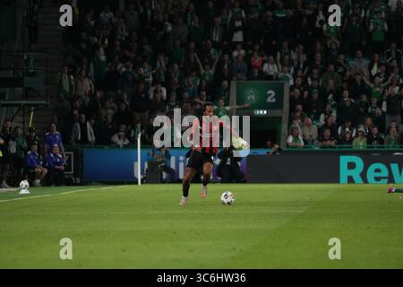 31. Juli 2025; Easter Road, Edinburgh, Schottland: UEFA Europa League, zweite Qualifikationsrunde, zweites Leg, Hibernian gegen Midtjylland; Kevin Mbabu aus Midtjylland stürzt mit dem Ball den Flügel Stockfoto