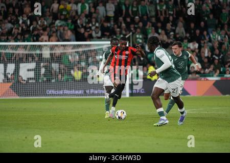 31. Juli 2025; Easter Road, Edinburgh, Schottland: UEFA Europa League, zweite Qualifikationsrunde, zweites Leg, Hibernian gegen Midtjylland; Denil Castillo aus Midtjylland am Ball unter Druck Stockfoto