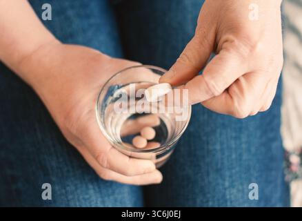 Medizin Pille, Sucht Zu Ergänzungen Und Überdosis, Medikamentenverordnung, Apotheke Tabletten, Gesundheit Und Behandlung, Vitamine Nehmen Stockfoto