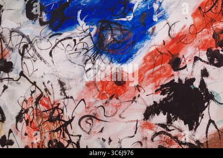 Eine Nahaufnahme eines modernen abstrakten expressionistischen Gemäldes, geeignet für eine Textur oder einen Hintergrund. Das Kunstwerk enthält chaotische schwarze Kritzeleien und Linien l Stockfoto