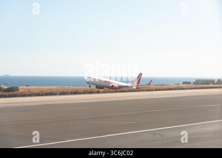 Heraklion, Kreta, Griechenland, 25. Juli 2019: Das Passagierflugzeug von Corendon Airlines hebt am Flughafen Heraklion ab. Stockfoto