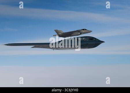 18. März 2020: Norfolk, Vereinigtes Königreich: Ein B-2A Spirit der US-Luftwaffe, der dem 509. Bombenflügel auf der Whiteman Air Force Base, Mo. zugewiesen wurde, und eine F-35A Lightning II der Royal Netherlands Air Force führen Luftoperationen zur Unterstützung der Bomber Task Force Europe 20-2 über der Nordsee durch, 18. März 2020. Bombermissionen bieten die Möglichkeit, NATO-Verbündete und Theaterpartner in kombinierten und gemeinsamen Operationen und Übungen auszubilden und mit ihnen zusammenzuarbeiten. (Kreditbild: © Matthew Plew/U.S. Air Force/ZUMA Wire/ZUMAPRESS.com) Stockfoto