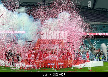 Die Spieler von SL Benfica feiern mit der Trophäe, nachdem sie am 31. Juli 2025 das Finale des portugiesischen Cândido de Oliveira Superpokals in der Estádio Algarve in Faro gewonnen haben. SuperTac Cândido de Oliveira Betano - Sporting CP vs SL Benfica (Valter Gouveia/SPP) Credit: SPP Sport Pressefoto. /Alamy Live News Stockfoto