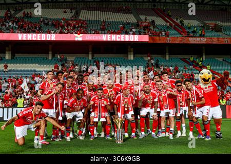 Die Spieler von SL Benfica feiern mit der Trophäe, nachdem sie am 31. Juli 2025 das Finale des portugiesischen Cândido de Oliveira Superpokals in der Estádio Algarve in Faro gewonnen haben. SuperTac Cândido de Oliveira Betano - Sporting CP vs SL Benfica (Valter Gouveia/SPP) Credit: SPP Sport Pressefoto. /Alamy Live News Stockfoto