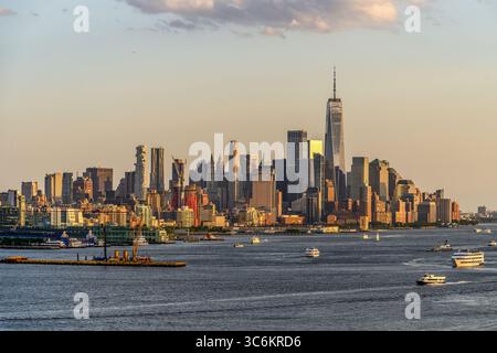 Ein Trade Center Dominiert Die Skyline Von Lower Manhattan Bei Sonnenuntergang Mit Dem Hudson River Im Vordergrund, Von Weehawken Dueling Grounds New Jersey Aus Gesehen Stockfoto