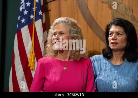 Austin, Usa. 31. Juli 2025. DONNA HOWARD, D-Austin und State Senator CAROL ALVARADO, D-Houston, hören während einer Pressekonferenz mit den Führern der Texas Democratic Leaders am 31. Juli 2025 im Texas Capitol zu. Demokraten kämpfen Mitte des Jahrzehnts gegen republikanische Redigierungsbemühungen, die von Präsident Donald Trump beeinflusst werden. Quelle: Bob Daemmrich/Alamy Live News Stockfoto