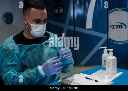 14. Januar 2021, Jerusalem, Israel: Krankenschwestern verabreichen COVID-19-Impfstoffe im Pais Arena Sports Complex in Jerusalem, das in ein Coronavirus-Impfzentrum umgewandelt wurde. Kriterien sind nun entweder Gesundheitspersonal, Erziehungspersonal oder die breite Öffentlichkeit ab 50 Jahren. Die Anzahl der israelischen Bürger, die mindestens eine Dosis des Pfizer BioNTech-Impfstoffs erhalten haben, hat 2 Millionen überschritten, während eine Massenimpfkampagne fortgesetzt wird, und das gilt auch für die COVID-19-Infektion in der Öffentlichkeit. (Bild: © Nir Alon/ZUMA Wire) Stockfoto