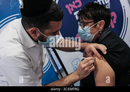 14. Januar 2021, Jerusalem, Israel: Krankenschwestern verabreichen COVID-19-Impfstoffe im Pais Arena Sports Complex in Jerusalem, das in ein Coronavirus-Impfzentrum umgewandelt wurde. Kriterien sind nun entweder Gesundheitspersonal, Erziehungspersonal oder die breite Öffentlichkeit ab 50 Jahren. Die Anzahl der israelischen Bürger, die mindestens eine Dosis des Pfizer BioNTech-Impfstoffs erhalten haben, hat 2 Millionen überschritten, während eine Massenimpfkampagne fortgesetzt wird, und das gilt auch für die COVID-19-Infektion in der Öffentlichkeit. (Bild: © Nir Alon/ZUMA Wire) Stockfoto