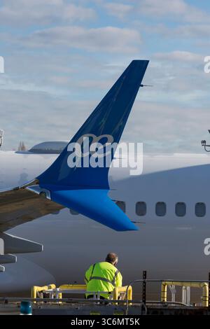 14. Januar 2021, Renton, Washington, USA: Am Donnerstag, den 14. Januar 2021, arbeitet ein Mitarbeiter an einem Aufzug in einem Flugzeug der Air Europa 737 MAX in der Fabrik von Boeing Renton in Renton, Washington. (Foto: © Seattle Aviation Images/ZUMA Wire) Stockfoto