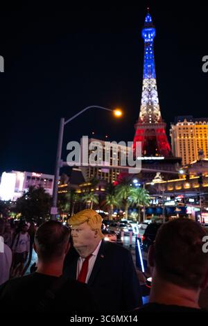 Las Vegas, 14. Mai 2025. Eine Person in einer Trump-Maske auf dem Streifen am Eiffelturm. Stockfoto