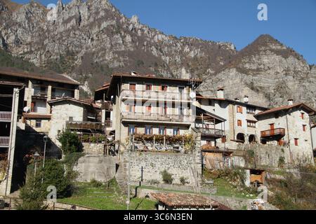 Traditionelle Steinhäuser im malerischen Dorf Poffabro, Italien Stockfoto