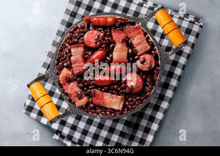 Brasilianische Feijoada, traditionelle Gerichte aus der brasilianischen Küche, auf rustikaler Pfanne. Draufsicht Stockfoto