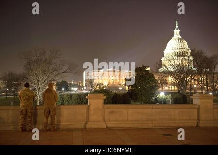 11. Januar 2021 - Washington, District of Columbia, USA - Virginia Army National Guard Soldaten der Bravo-Truppe, 2. Geschwader, 183. Kavallerie-Regiment, 116. Infanterie-Brigade-Kampfteam, Standwache 11. Januar 2021 in Washington, D.C. Soldaten der Nationalgarde und Flieger aus mehreren staaten sind nach Washington gereist, um Bundes- und Bezirksbehörden im Vorfeld der 59. Präsidenteneinweihung zu unterstützen. (Kreditbild: © Bryan MyHR/U.S. Nationalgarde/ZUMA Wire/ZUMAPRESS.com) Stockfoto