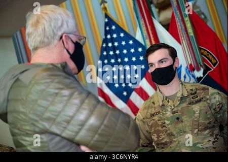 12. Januar 2021: Fort Campbell, Kentucky, USA – der amtierende Verteidigungsminister Chris Miller und der Senior Advisor des Vorsitzenden Ramon 'CZ' Colon-Lopez erkennen am Hauptquartier der 101. Airborne Division, Fort Campbell, KY., 12. Januar 2021 an. (Kreditbild: © DoD/ZUMA Wire/ZUMAPRESS.com) Stockfoto