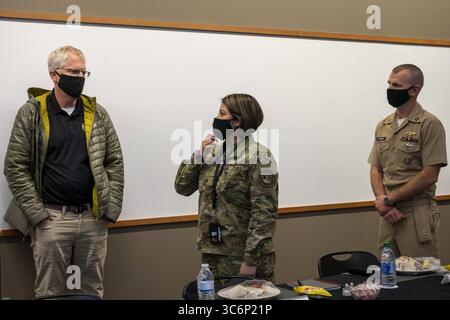 13. Januar 2021: Offutt Air Force Base, Nebraska, USA: Der amtierende Verteidigungsminister Chris Miller und der Senior Advisor des Vorsitzenden Ramon 'CZ' Colon-Lopez treffen sich mit Mitgliedern des US Strategic Command, Offutt Air Force Base, Neb., 13. Januar 2021. (Kreditbild: © DoD/ZUMA Wire/ZUMAPRESS.com) Stockfoto