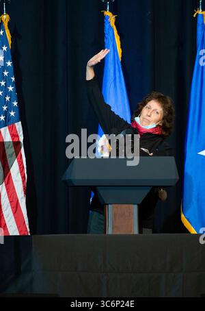 Vereinigte Staaten: Victoria Yeager, Ehefrau von Brig. General Chuck Yeager hält während der Feier des Lebens im Charleston Coliseum & Convention Center am 15. Januar 2021 in Charleston, West Virginia. 1947 war Yeager der erste Mensch in der Geschichte, der die Schallgeschwindigkeit im Pegelflug überquerte. Er starb am 7. Dezember 2020 im Alter von 97 Jahren. (Bild: © Wesley Farnsworth/US Air/Planet Pix via ZUMA Wire) Stockfoto