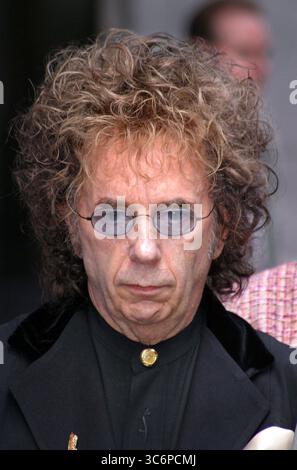 Der Musikproduzent PHIL SPECTOR (* 26. Dezember 1939 als Harvey Phillip Spector – 16. Januar 2021) starb im Alter von 81 Jahren, während er eine Gefängnisstrafe wegen Mordes verbüßte. Spector veränderte die Popmusik in den 1960er Jahren mit seinem „Wall of Sound“-Aufnahmemodus 2009 wurde er wegen des Mordes an der Hollywood-Schauspielerin Lana Clarkson im Jahr 2003 verurteilt. DATEIFOTO: 27. September 2004 - Los Angeles, Kalifornien, USA: PHIL SPECTOR außerhalb des Gerichtsgebäudes während des Mordprozesses bei Lana Clarkson. (Bild: © Milan Ryba via ZUMA Wire) Stockfoto