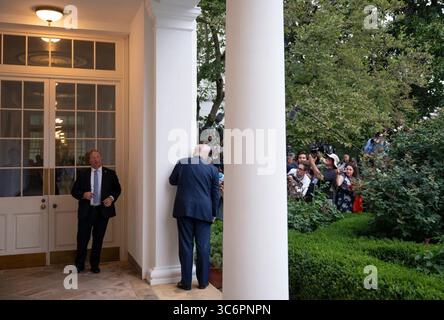 Präsident Donald Trump hält bei seiner Rückkehr von seiner Schottland-Reise in der Nähe des Rosengartens des Weißen Hauses an, um mit Mitgliedern der Presse zu sprechen. Washington, D.C. 29. Juli 2025. Bild mit freundlicher Genehmigung des Weißen Hauses. Stockfoto