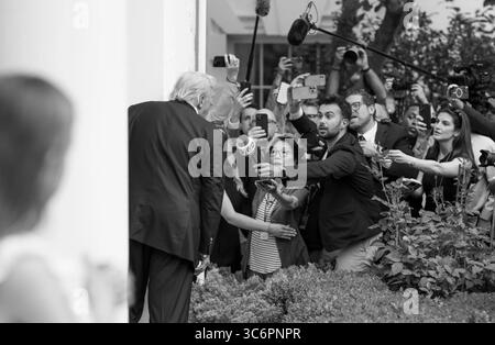 Präsident Donald Trump hält bei seiner Rückkehr von seiner Schottland-Reise in der Nähe des Rosengartens des Weißen Hauses an, um mit Mitgliedern der Presse zu sprechen. Washington, D.C. 29. Juli 2025. Bild mit freundlicher Genehmigung des Weißen Hauses. Stockfoto