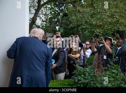 Präsident Donald Trump hält bei seiner Rückkehr von seiner Schottland-Reise in der Nähe des Rosengartens des Weißen Hauses an, um mit Mitgliedern der Presse zu sprechen. Washington, D.C. 29. Juli 2025. Bild mit freundlicher Genehmigung des Weißen Hauses. Stockfoto