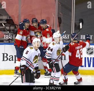 17. Januar 2021, Sunrise, FL, USA: Florida Panthers Center Eetu Luostarinen (27) wird von seinen Teamkollegen gratuliert, nachdem er am Sonntag, 17. Januar 2021, im BB&T Center in Sunrise, Florida, ein Tor gegen den Chicago Blackhawks Torwart Collin Delia (60) geschossen hat. (Kreditbild: © TNS via ZUMA Wire) Stockfoto