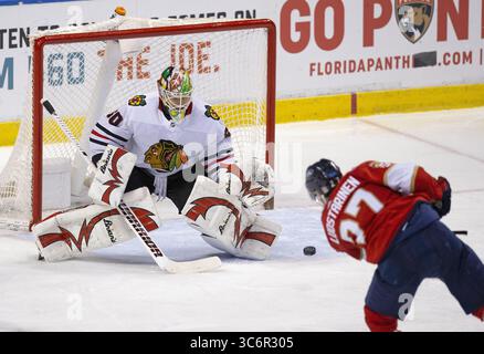 17. Januar 2021, Sunrise, FL, USA: Florida Panthers Center Eetu Luostarinen (27) erzielt in der dritten Spielzeit am Sonntag, 17. Januar 2021 im BB&T Center in Sunrise, Florida, ein Tor gegen den Chicago Blackhawks Torwart Collin Delia (60). (Kreditbild: © TNS via ZUMA Wire) Stockfoto