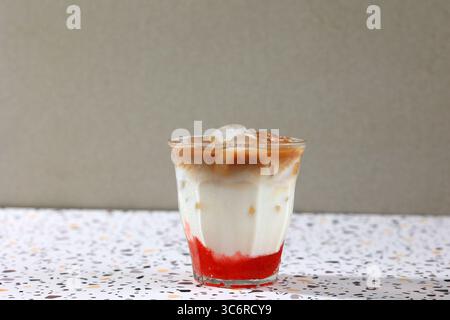 Ice Coffee Latte mit Sirup aus Erdbeermarmelade, ErdbeerEspresso Stockfoto