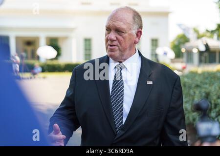 WASHINGTON, USA – Juli 30 2025: US-Grenzzar Thomas (Tom) Homan hält Kommentare vor der Presse vor dem Westflügel des Weißen Hauses Stockfoto