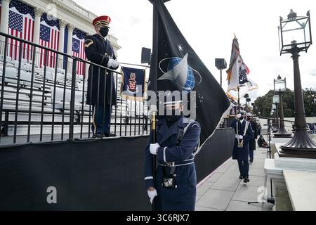 18. Januar 2021, Washington, District of Columbia, USA: Ein Mitglied der Luftwaffe hält eine Flagge der Space Force als Ehrenwache während einer Kleiderprobe für die 59. Eröffnungszeremonie für den designierten Präsidenten Joe Biden und den designierten Vizepräsidenten Kamala Harris am Montag, 18. Januar 2021 im US-Kapitol in Washington, D.C. (Credit Image: © Greg Nash - Pool via CNP/CNP via ZUMA Wire) Stockfoto