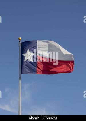 Texas-Flagge am Pol, die im Wind fließt Stockfoto
