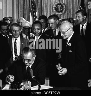 11. Januar 2021 – Washington, District of Columbia, USA – AKTE: Präsident LYNDON B. JOHNSON unterzeichnet den Civil Rights Act am 2. Juli 1964 als Rev. Dr. MARTIN LUTHER KING JR. Und andere, sieh dir an. Die NASA erfüllt weiterhin den Traum von Vielfalt und Einbeziehung in all ihre Aktivitäten, von der Raumfahrt bis zur Technologie. Wie der Verwaltungsrat Jim Bridenstine in einem Brief an die Mitarbeiter am 11. Januar 2021 sagte: „Ich glaube, dass das Beispiel, das wir in dieser Agentur durch die Präsentation unserer Kernwerte, Sicherheit, Integrität, Teamarbeit, Exzellenz, und Einbeziehung kann uns dabei helfen, diese schwierigen Zeiten zu überstehen. Es gibt kein A Stockfoto