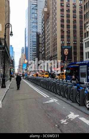 Leute laufen durch die Straßen des Times Square New York Stockfoto