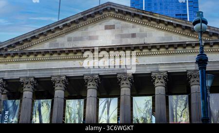 Detail der korinthischen Säulen und Giebel der 1854 im neoklassizistischen Stil erbauten State Library of Victoria in der Swanston Street, Melbourne, VI Stockfoto