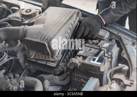 Mechaniker, der den Luftfilter auswechselt. Stockfoto