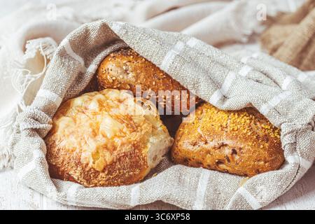 Drei Brötchen in einem Leinensack, Vorbereitung zum Frühstück Stockfoto